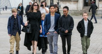 Джоли балдарына Парижде экскурсия уюштурду